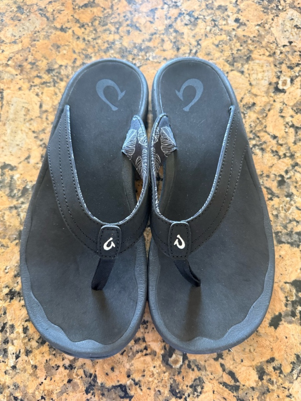 OluKai Black women ohana flip flop with White Logo